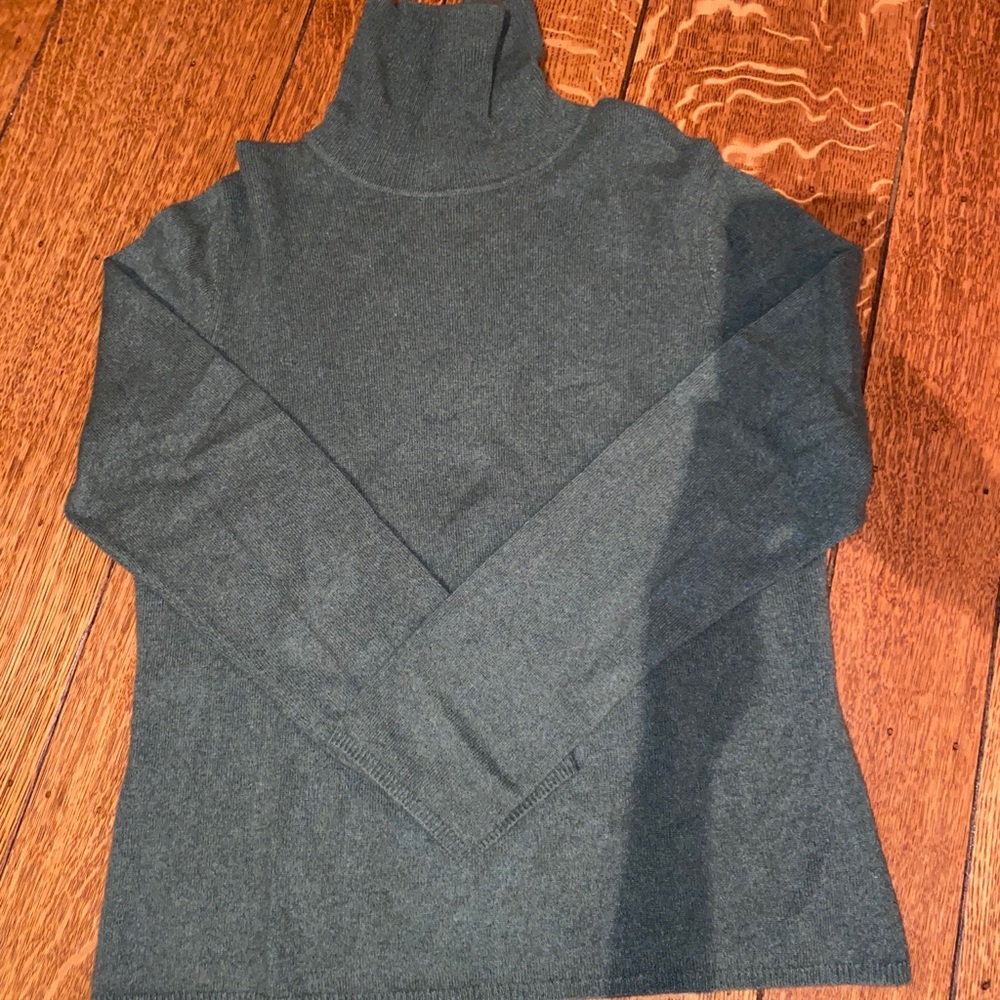 Green 100% cashmere turtleneck